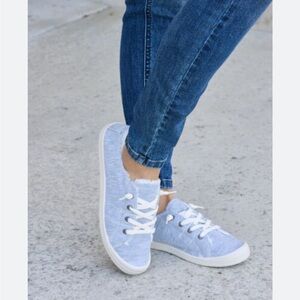 Light pink walking shoes in fabric canvasback for comfort by Beneker size 9